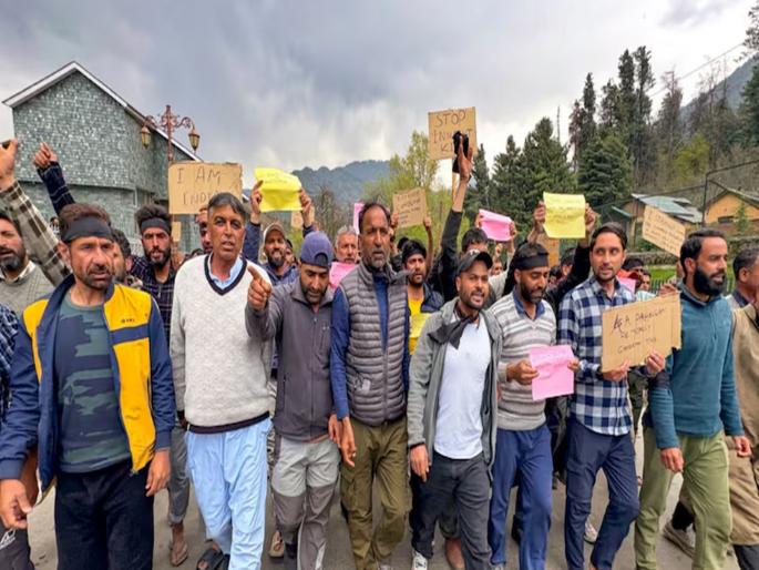 Kashmiris live across the country for various reasons It is in our hands to ensure their safety and not to treat them differently | ‘आपल्या’ इतकाच राग, तितकेच दु:ख ‘त्यांना’ही आहे; १९ वेळा दहशतवाद्यांनी मला उचलून नेले Kashmiris live across the country for various reasons It is in our hands to ensure their safety and not to treat them differently | ‘आपल्या’ इतकाच राग, तितकेच दु:ख ‘त्यांना’ही आहे; १९ वेळा दहशतवाद्यांनी मला उचलून नेले