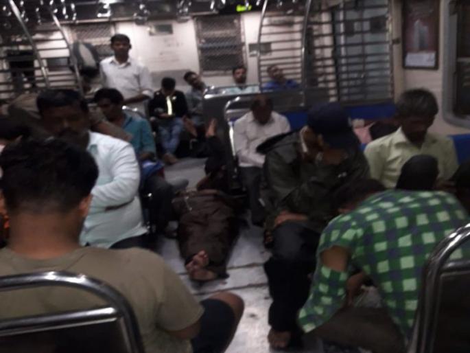 Night of the night due to Mumbai's 'Lifeline' jam | मुंबईची ‘लाइफलाइन’ ठप्प झाल्याने जागलेली रात्र Night of the night due to Mumbai's 'Lifeline' jam | मुंबईची ‘लाइफलाइन’ ठप्प झाल्याने जागलेली रात्र