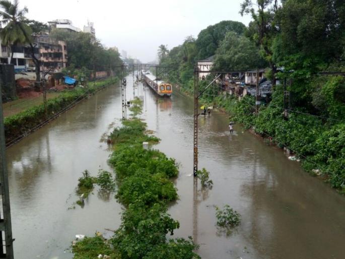 Due to heavy showers, services of dabbawals disrupted; | मुसळधार पावसामुळे डबेवाल्यांची सेवाही विस्कळीत, डबेवाले जागोजागी पडले अडकून  Due to heavy showers, services of dabbawals disrupted; | मुसळधार पावसामुळे डबेवाल्यांची सेवाही विस्कळीत, डबेवाले जागोजागी पडले अडकून