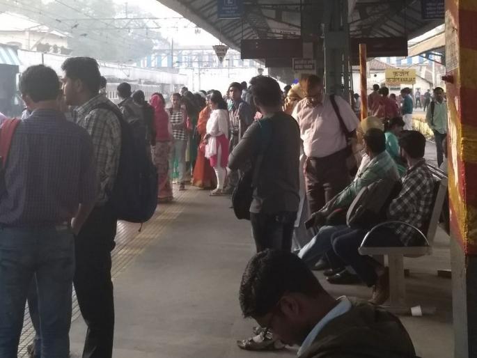 Due to the stutter of the Motorman Organization, the central train is delayed by 20 minutes; Overtime diminished | मोटरमन संघटनेच्या आडमुठेपणामुळे मध्य रेल्वे 20 मिनिटे उशिराने; ओव्हरटाईमला नकार Due to the stutter of the Motorman Organization, the central train is delayed by 20 minutes; Overtime diminished | मोटरमन संघटनेच्या आडमुठेपणामुळे मध्य रेल्वे 20 मिनिटे उशिराने; ओव्हरटाईमला नकार