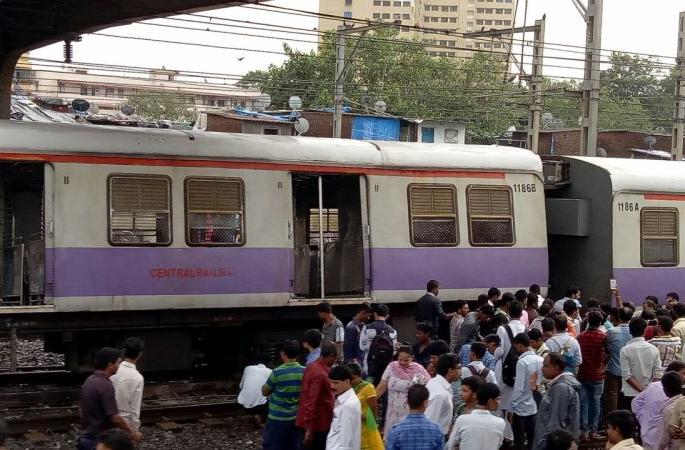 On passenger safety of passenger trains | रेल्वेकडून प्रवाशांची सुरक्षा वा-यावर On passenger safety of passenger trains | रेल्वेकडून प्रवाशांची सुरक्षा वा-यावर