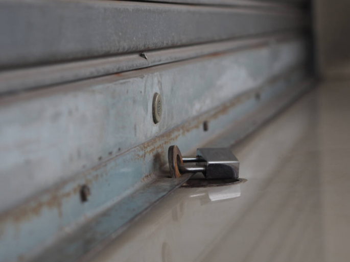 Lockdown of 1103 cheap grain shops in Latur district, distribution stopped for five days | लातूर जिल्ह्यातील ११०३ स्वस्त धान्य दुकानांना कुलूप, पाच दिवसांपासून वितरण रखडले Lockdown of 1103 cheap grain shops in Latur district, distribution stopped for five days | लातूर जिल्ह्यातील ११०३ स्वस्त धान्य दुकानांना कुलूप, पाच दिवसांपासून वितरण रखडले