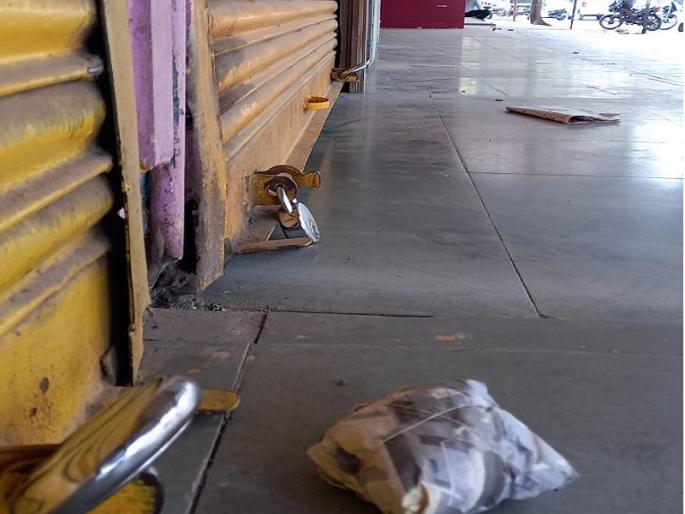 coronavirus : Strict restrictions in Parabhani; Grocery shops and markets closed in the district till May 10 | coronavirus परभणीत कडक निर्बंध; जिल्ह्यात १० मेपर्यंत किराणा दुकाने, बाजार राहणार बंद coronavirus : Strict restrictions in Parabhani; Grocery shops and markets closed in the district till May 10 | coronavirus परभणीत कडक निर्बंध; जिल्ह्यात १० मेपर्यंत किराणा दुकाने, बाजार राहणार बंद