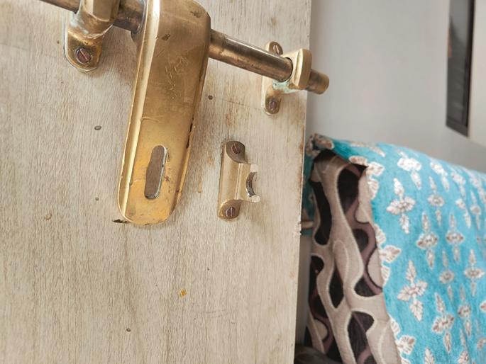 79 tola gold, 11 lakh rupees kept in the house on the trust of a simple lock! | साध्या कुलपाच्या भरवशावर ठेवले ७९ तोळे सोने, ११ लाख रुपये! स्पोर्ट्स बाइकवरून चोरटे पसार