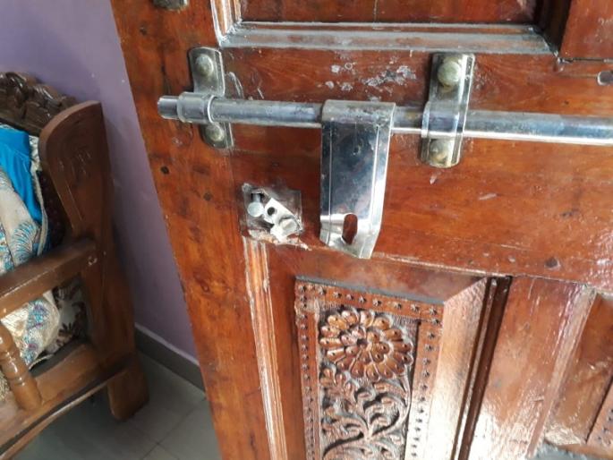 robbery in bank officers home at Aurangabad | बँक अधिकाऱ्याचे घरफोडून पळविला लाखाचा ऐवज robbery in bank officers home at Aurangabad | बँक अधिकाऱ्याचे घरफोडून पळविला लाखाचा ऐवज