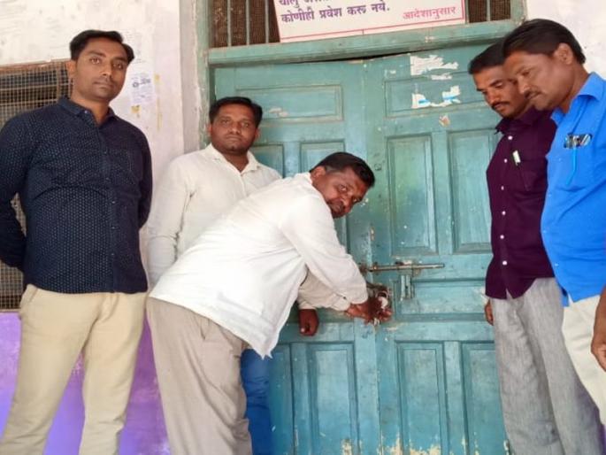 The office bearers of the Medshi Gram Panchayat have been suspended because the rural development officer is not getting the lock | ग्रामविकास अधिकारी मिळत नसल्याने पदाधिकाऱ्यांनी ठोकले मेडशी ग्रामपंचायतीला कुलूप The office bearers of the Medshi Gram Panchayat have been suspended because the rural development officer is not getting the lock | ग्रामविकास अधिकारी मिळत नसल्याने पदाधिकाऱ्यांनी ठोकले मेडशी ग्रामपंचायतीला कुलूप