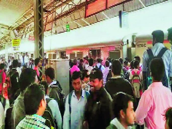 Local residents blocked in Talegaon, protest of administration | तळेगावमध्ये प्रवाशांनी रोखली लोकल, प्रशासनाचा निषेध Local residents blocked in Talegaon, protest of administration | तळेगावमध्ये प्रवाशांनी रोखली लोकल, प्रशासनाचा निषेध