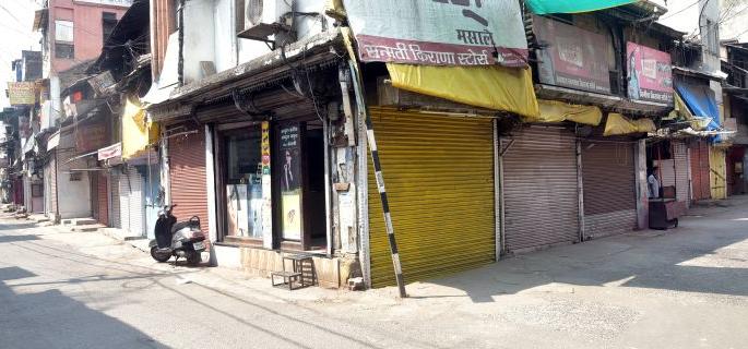 On the first day of the lockdown in Nagpur, there was some happiness and some sadness: the markets were closed and the streets were crowded | नागपुरात  लॉकडाऊनच्या पहिल्याच दिवशी कही खुशी कही गम : बाजारपेठा बंद, रस्त्यांवर वर्दळ  On the first day of the lockdown in Nagpur, there was some happiness and some sadness: the markets were closed and the streets were crowded | नागपुरात  लॉकडाऊनच्या पहिल्याच दिवशी कही खुशी कही गम : बाजारपेठा बंद, रस्त्यांवर वर्दळ