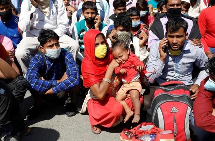 lockdown : 1001 workers from 10 states stuck in Akola | ‘लॉकडाऊन’मध्ये दहा राज्यांतील १००१ मजूर अडकले अकोल्यात! lockdown : 1001 workers from 10 states stuck in Akola | ‘लॉकडाऊन’मध्ये दहा राज्यांतील १००१ मजूर अडकले अकोल्यात!