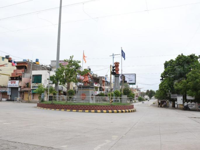Lockdown In Aurangabad : Total curfew in city, no mans on roads and colonies | Lockdown In Aurangabad : शहरात शुकशुकाट : रस्ते निर्मनुष्य; कॉलनीत सामसूम Lockdown In Aurangabad : Total curfew in city, no mans on roads and colonies | Lockdown In Aurangabad : शहरात शुकशुकाट : रस्ते निर्मनुष्य; कॉलनीत सामसूम