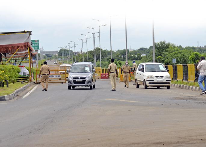 Effective blockade of curfews; First cross checking then entry in Solapur city ... | संचारबंदीतील प्रभावी नाकाबंदी; अगोदर क्रॉस चेकिंग मगच सोलापूर शहरात एंट्री...