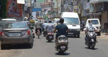People roaming the streets: This laxity exacerbates the Corona outbreak | लोक फिरताहेत रस्त्यांवर : ही शिथिलता कोरोनाचा प्रकोप वाढवणारी