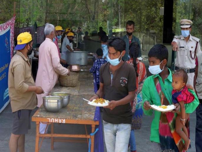 The hungry wanderers got two grasses of Maya | भुकेल्या परप्रांतीय वाटसरूंना मिळाले मायेचे दोन घास
