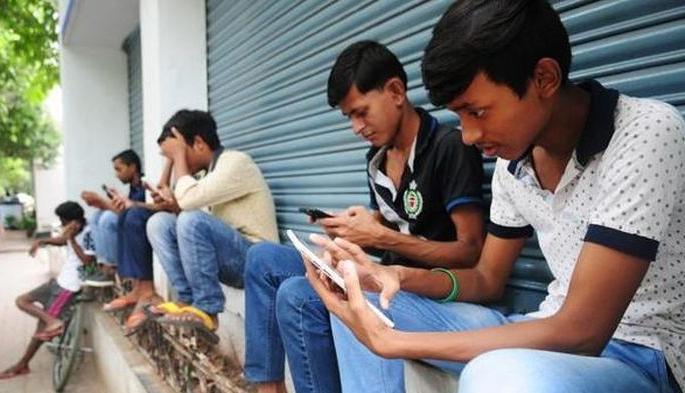Mobile is becoming a time pass in lockdown! | लॉकडाऊनच्या काळात मोबाईलच ठरतोय विरंगुळा! Mobile is becoming a time pass in lockdown! | लॉकडाऊनच्या काळात मोबाईलच ठरतोय विरंगुळा!