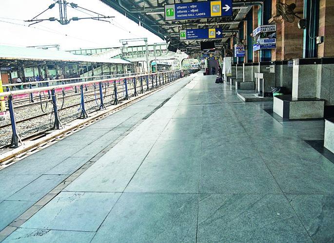 Two brothers who lose to their grandmother's funeral: returned from Railway station | आजीच्या अंत्यदर्शनाला मुकले दोन भाऊ : रेल्वेस्थानकावरून परतले Two brothers who lose to their grandmother's funeral: returned from Railway station | आजीच्या अंत्यदर्शनाला मुकले दोन भाऊ : रेल्वेस्थानकावरून परतले