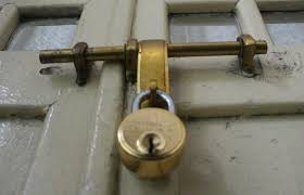 Corporators of Jalkot locks municipality council office | जळकोटच्या नगरपंचायतीस नगरसेवकांनीच ठोकले टाळे Corporators of Jalkot locks municipality council office | जळकोटच्या नगरपंचायतीस नगरसेवकांनीच ठोकले टाळे
