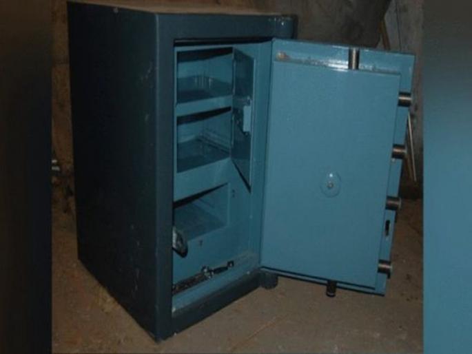 Robbers fled with 25kg locker | 25 किलो वजनाची तिजोरी घेऊन चोर लंपास, आतमध्ये सापडली फक्त 100 रुपयांची नोट Robbers fled with 25kg locker | 25 किलो वजनाची तिजोरी घेऊन चोर लंपास, आतमध्ये सापडली फक्त 100 रुपयांची नोट