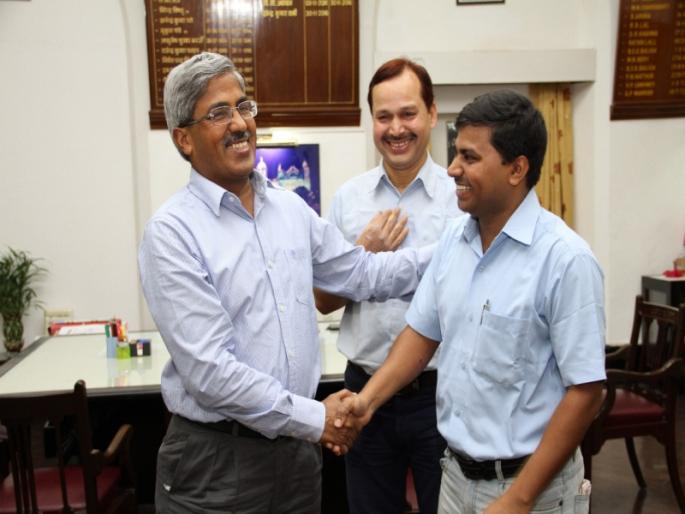 Durantai accident; Gaurav from the Railway Board both of those who saved many lives by killing emergency brakes | दुरांतो अपघात; इमरजन्सी ब्रेक मारून अनेकांचे जीव वाचविणाऱ्या त्या दोघांचा रेल्वे बोर्डाकडून गौरव Durantai accident; Gaurav from the Railway Board both of those who saved many lives by killing emergency brakes | दुरांतो अपघात; इमरजन्सी ब्रेक मारून अनेकांचे जीव वाचविणाऱ्या त्या दोघांचा रेल्वे बोर्डाकडून गौरव