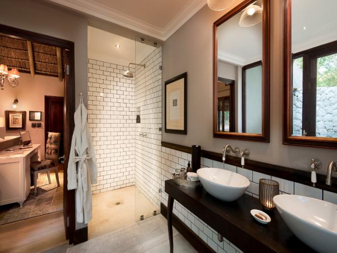 Loved in the bathroom of the lodge Boyfriend absconding with one and a half year old child in pune | प्रेयसीला लॉजच्या बाथरूममध्ये कोंडले; दीड वर्षाच्या मुलाला घेऊन प्रियकर फरार, पुण्यातील धक्कादायक घटना Loved in the bathroom of the lodge Boyfriend absconding with one and a half year old child in pune | प्रेयसीला लॉजच्या बाथरूममध्ये कोंडले; दीड वर्षाच्या मुलाला घेऊन प्रियकर फरार, पुण्यातील धक्कादायक घटना