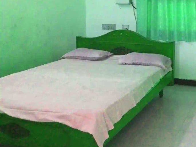 Raid on lodge running Kuntankhana, case registered against three including manager | सोलापूरात कुंटणखाना चालवणाऱ्या लॉजवर धाड, मॅनेजरसह तिघांवर गुन्हा दाखल Raid on lodge running Kuntankhana, case registered against three including manager | सोलापूरात कुंटणखाना चालवणाऱ्या लॉजवर धाड, मॅनेजरसह तिघांवर गुन्हा दाखल