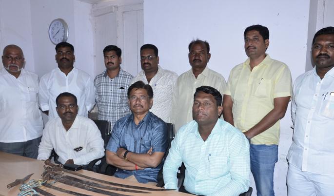 Six swords, cookery seized from a chawl in Lodhi lane in Solapur | सोलापुरातील लोधी गल्लीतील चाळीतून सहा तलवारी, कुकरी जप्त