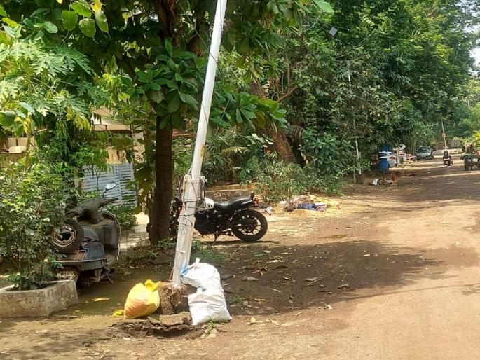 Street light pole on the verge of collapsing on the road | स्ट्रीट लाईट पोल रस्त्यावर कोसळण्याचा मार्गावर Street light pole on the verge of collapsing on the road | स्ट्रीट लाईट पोल रस्त्यावर कोसळण्याचा मार्गावर