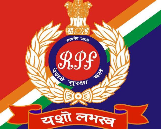 Nagpur's RPF jawan, who came to the help of the deceased colleague | मृत सहकाऱ्यासाठी सरसावले नागपूरचे ‘आरपीएफ’जवान Nagpur's RPF jawan, who came to the help of the deceased colleague | मृत सहकाऱ्यासाठी सरसावले नागपूरचे ‘आरपीएफ’जवान