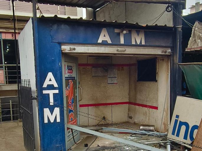 ATM Mission with cash worth lakhs looted by thieves | लाखोंची रोकड असलेली एटीएम मिशन चोरट्यांनी केली लंपास; लोहा येथील घटना ATM Mission with cash worth lakhs looted by thieves | लाखोंची रोकड असलेली एटीएम मिशन चोरट्यांनी केली लंपास; लोहा येथील घटना