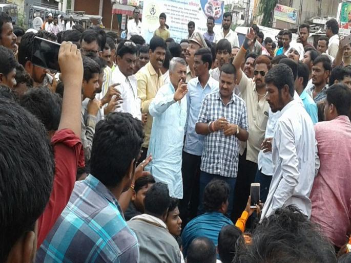 Stop the road for Shivaji Maharaj's statue in Loha | लोहयात छञपती शिवाजी महाराजांच्या पुतळ्याच्या जागेसाठी रस्ता रोको Stop the road for Shivaji Maharaj's statue in Loha | लोहयात छञपती शिवाजी महाराजांच्या पुतळ्याच्या जागेसाठी रस्ता रोको