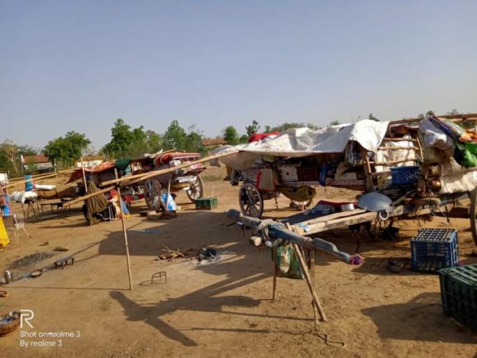 The plight of those who make iron materials: the turn of selling bulls in the struggle for survival | लोखंडी साहित्य बनविणाऱ्यांची दैना : जगण्याच्या संघर्षात बैल विकण्याची पाळी