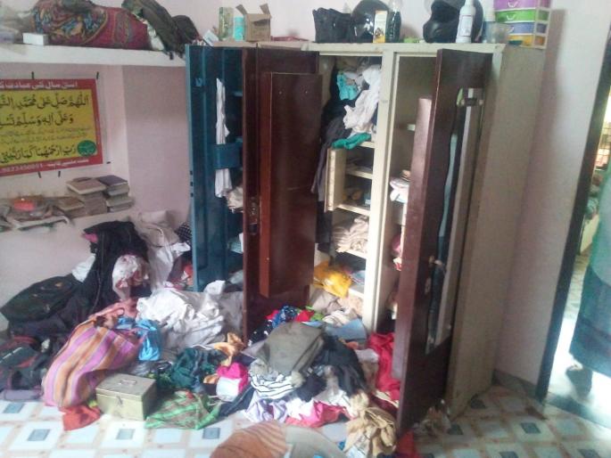 Two burglaries at Lohara; gold worth of two lakh theft | लोहारा येथे दोन घरफोड्या; लाखांचा ऐवज लंपास Two burglaries at Lohara; gold worth of two lakh theft | लोहारा येथे दोन घरफोड्या; लाखांचा ऐवज लंपास