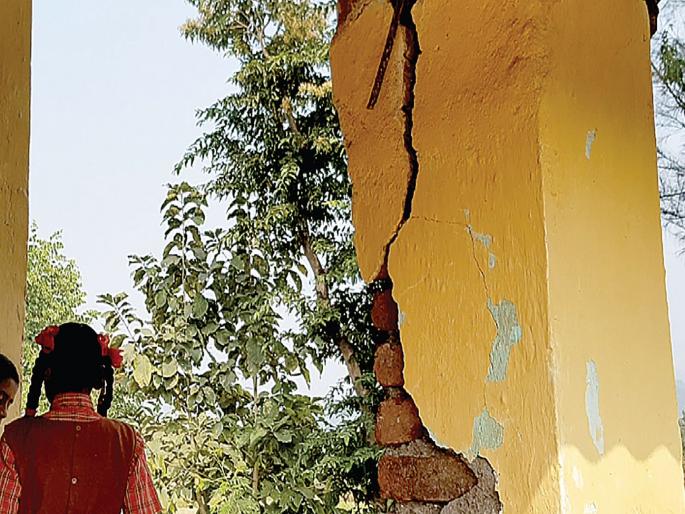 Schools in Loharmal dangerous; Jeopardize the lives of students | लोहारमाळमधील शाळा धोकादायक; विद्यार्थ्यांच्या जीवास धोका Schools in Loharmal dangerous; Jeopardize the lives of students | लोहारमाळमधील शाळा धोकादायक; विद्यार्थ्यांच्या जीवास धोका