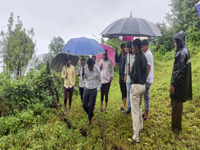Break the hill in the village at the foot of Lohgad; Fear of landslides | Lohgad Fort: लोहगडाच्या पायथ्याशी असलेल्या गावातील डोंगराला भेगा; भुस्खलन होण्याची भीती Break the hill in the village at the foot of Lohgad; Fear of landslides | Lohgad Fort: लोहगडाच्या पायथ्याशी असलेल्या गावातील डोंगराला भेगा; भुस्खलन होण्याची भीती