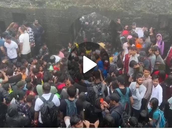 Crowded at Lohgad! Tourists stayed for four hours; Security guards are busy issuing tickets | VIDEO: लोहगडावर गर्दीच-गर्दी! पर्यटक चार तास ताटकळले; सुरक्षारक्षक तिकीटे काढण्यात व्यस्त Crowded at Lohgad! Tourists stayed for four hours; Security guards are busy issuing tickets | VIDEO: लोहगडावर गर्दीच-गर्दी! पर्यटक चार तास ताटकळले; सुरक्षारक्षक तिकीटे काढण्यात व्यस्त