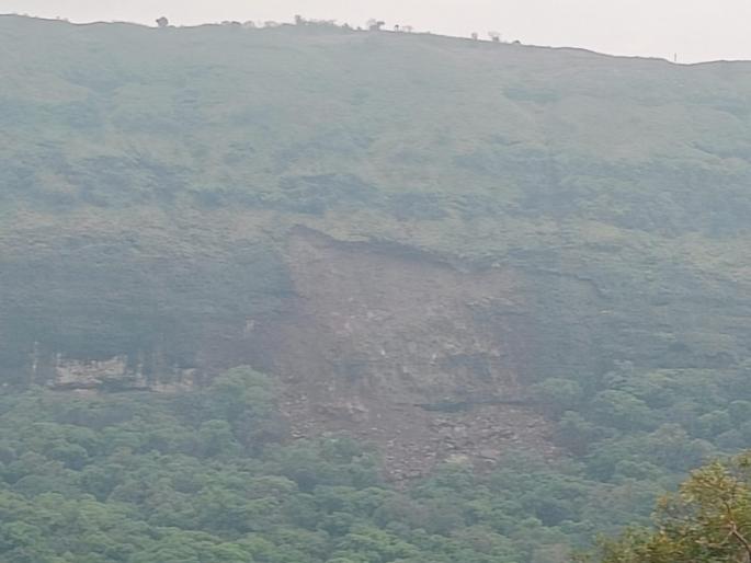 Part of Lohagad Fort near Bhaje village collapses; fortunately no casualties | लोहगड किल्ल्याच्या भाजे गावाकडील काही भाग कोसळला; सुदैवाने जीवितहानी नाही  Part of Lohagad Fort near Bhaje village collapses; fortunately no casualties | लोहगड किल्ल्याच्या भाजे गावाकडील काही भाग कोसळला; सुदैवाने जीवितहानी नाही