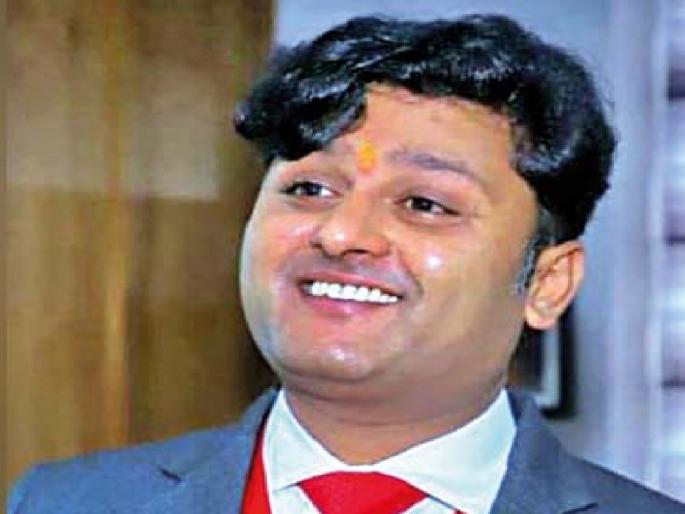 Lohit Singh head of AS Traders sold a diamond ring worth one crore in Sangli | एएस ट्रेडर्सचा प्रमुख लोहितसिंगने एक कोटीची हिऱ्याची अंगठी सांगलीत विकली Lohit Singh head of AS Traders sold a diamond ring worth one crore in Sangli | एएस ट्रेडर्सचा प्रमुख लोहितसिंगने एक कोटीची हिऱ्याची अंगठी सांगलीत विकली