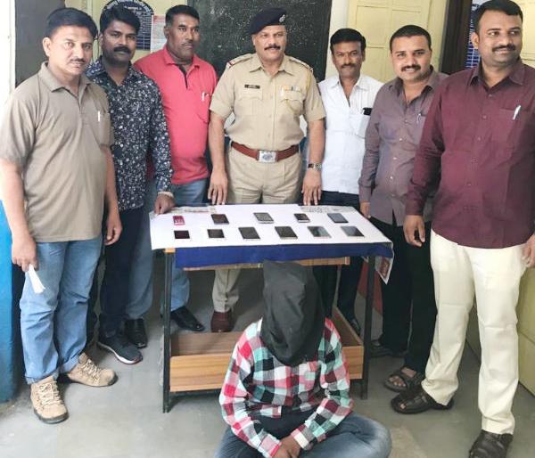 Security guard detained for running mobile phones, 11 handsets seized | रेल्वेतून मोबाईल पळविणारा सुरक्षा रक्षक अटकेत, ११ हँडसेट जप्त Security guard detained for running mobile phones, 11 handsets seized | रेल्वेतून मोबाईल पळविणारा सुरक्षा रक्षक अटकेत, ११ हँडसेट जप्त