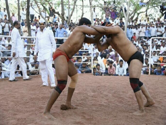 The punch took place in the wrestling arena of Lohsar | लोहसरच्या कुस्ती आखाड्यात आमदार झाले पंच