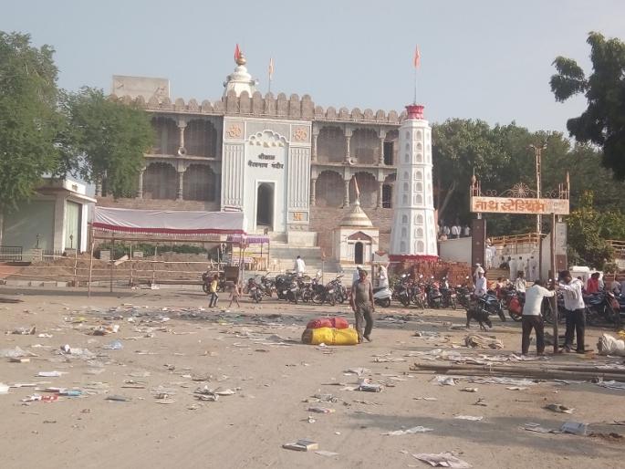 Stolen at Kalbhairavnath temple in Lohsar: 3 lakhs worth of Lakhs worth Rs | लोहसर येथील काळभैरवनाथ मंदिरात चोरी : ३ ते ४ लाखांचा मुद्देमाल लंपास Stolen at Kalbhairavnath temple in Lohsar: 3 lakhs worth of Lakhs worth Rs | लोहसर येथील काळभैरवनाथ मंदिरात चोरी : ३ ते ४ लाखांचा मुद्देमाल लंपास