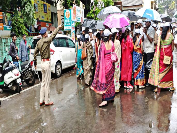 Kolhapur District Madhyamik Shikshan Sevak Sahakari Patsanstha was beaten by the police during the voting | कोल्हापूर : ‘कोजिमाशि’ मतदानावेळी 'सरांना' पोलिसांची 'छडी'