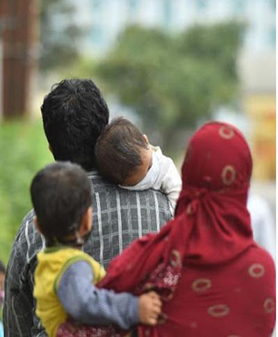 Families leaving homes in restricted areas; Shelter is now being sought at relatives' homes ..! | प्रतिबंधित क्षेत्रातील कुटुंब सोडताहेत घरं; नातेवाईकांच्या घरी आता शोधताहेत आसरा..!