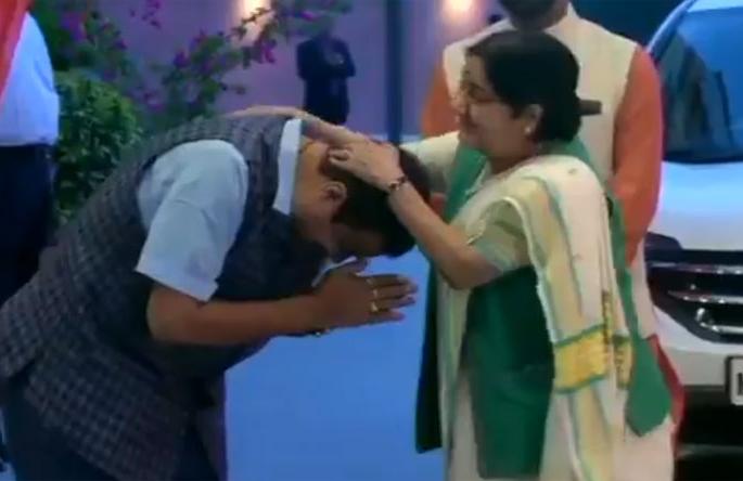 Sushma Swaraj Death: Big sister gone! Country, party, and my personal loss - Nitin Gadkari | Sushma Swaraj Death: मोठी बहीण गेली! देश, पक्ष, आणि माझं वैयक्तिक नुकसान - नितीन गडकरी Sushma Swaraj Death: Big sister gone! Country, party, and my personal loss - Nitin Gadkari | Sushma Swaraj Death: मोठी बहीण गेली! देश, पक्ष, आणि माझं वैयक्तिक नुकसान - नितीन गडकरी