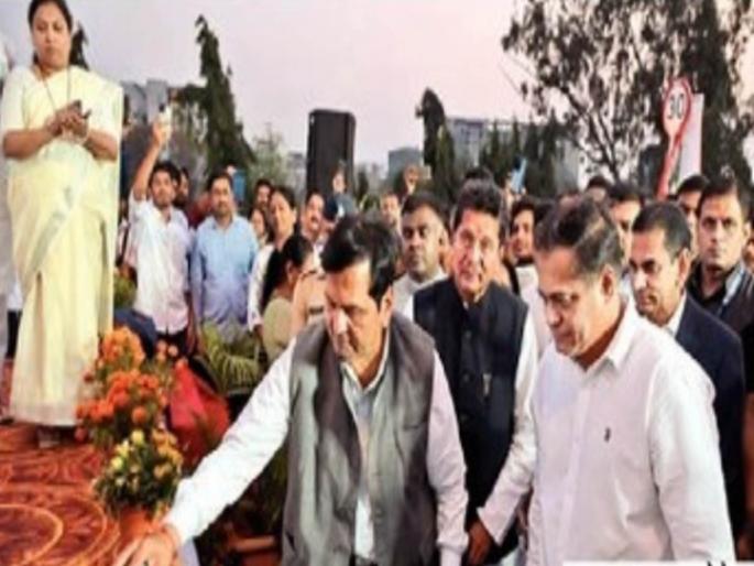 mumbai andheri gokhale bridge inagurate by guardian minister deepak kesarkar and minister mangalprabhat lodha bridge one lane open for vehicles | अखेर गोखले पुलाची एक मार्गिका प्रवाशांसाठी झाली खुली mumbai andheri gokhale bridge inagurate by guardian minister deepak kesarkar and minister mangalprabhat lodha bridge one lane open for vehicles | अखेर गोखले पुलाची एक मार्गिका प्रवाशांसाठी झाली खुली