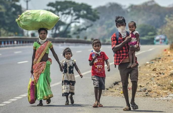 CoronaVirus: Mamta Banerjee Government Initiate To Take Back People Of Bengal Stucked Outside Of State rkp | CoronaVirus : "...तोपर्यंत कुणालाही असहाय्य वाटू नये", लॉकडाऊनमध्ये अडकलेल्या नागरिकांना मुख्यमंत्र्यांचा दिलासा CoronaVirus: Mamta Banerjee Government Initiate To Take Back People Of Bengal Stucked Outside Of State rkp | CoronaVirus : "...तोपर्यंत कुणालाही असहाय्य वाटू नये", लॉकडाऊनमध्ये अडकलेल्या नागरिकांना मुख्यमंत्र्यांचा दिलासा