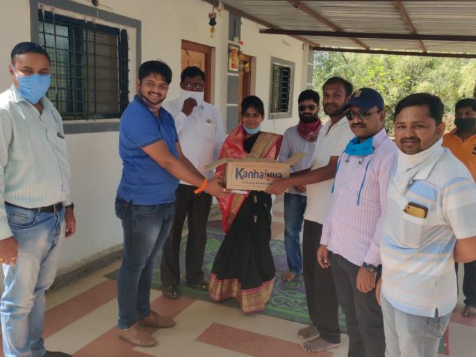 1 lakh assistance to the needy of the iron couple | लोखंडे दापत्यांची गरजूंना दहा लाखांची मदत 1 lakh assistance to the needy of the iron couple | लोखंडे दापत्यांची गरजूंना दहा लाखांची मदत