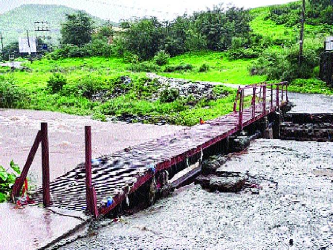 The bridge made of bronze was prepared as a temporary provision | तात्पुरती सोय म्हणून लोखंडी पट्टीचा पूल केला तयार
