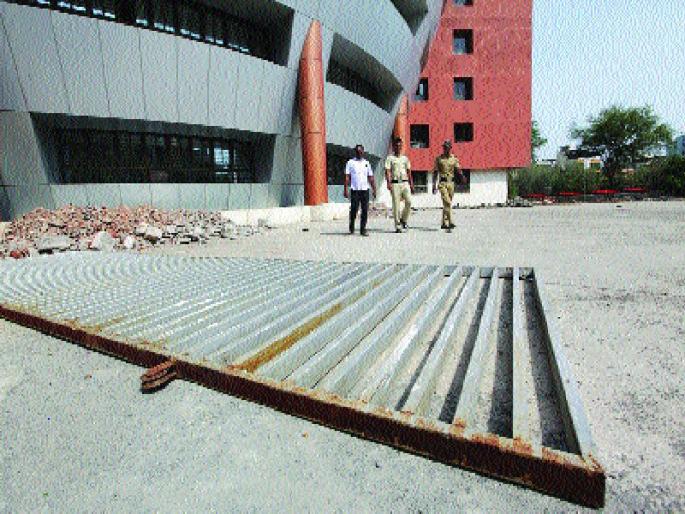 The school's iron gate collapses the death of the student | शाळेचा लोखंडी गेट कोसळून विद्यार्थ्याचा मृत्यू The school's iron gate collapses the death of the student | शाळेचा लोखंडी गेट कोसळून विद्यार्थ्याचा मृत्यू