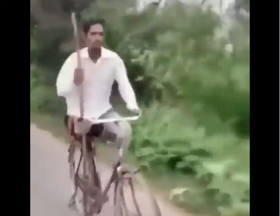 amazing video of disabled man riding bicycle went viral world is saluting his courage | जिद्दीला सलाम! एका पायाने 'त्याने' सायकल चालवली; वाऱ्याच्या वेगाने पळवली, काळजाला भिडणारा Video amazing video of disabled man riding bicycle went viral world is saluting his courage | जिद्दीला सलाम! एका पायाने 'त्याने' सायकल चालवली; वाऱ्याच्या वेगाने पळवली, काळजाला भिडणारा Video