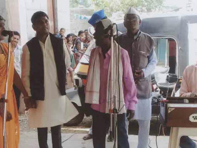 People's awareness of 'Advanced Agriculture-rich Farmers' | लोककलेच्या माध्यमातून ‘उन्नत शेती समृध्द शेतकरी’ जन-जागृती People's awareness of 'Advanced Agriculture-rich Farmers' | लोककलेच्या माध्यमातून ‘उन्नत शेती समृध्द शेतकरी’ जन-जागृती