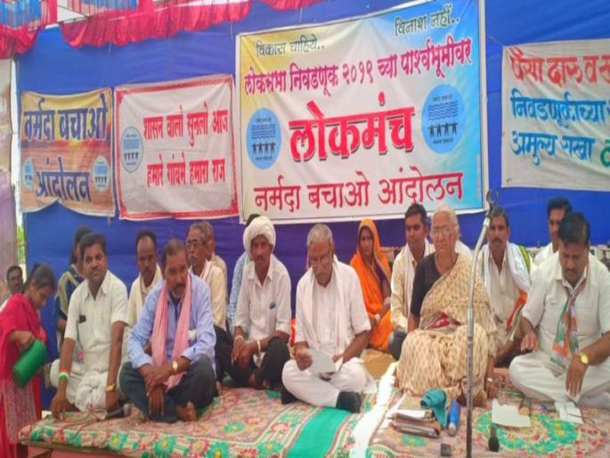 Various questions presented by displaced persons in 'Lokmanch' | ‘लोकमंच’मध्ये विस्थापितांनी मांडले विविध प्रश्न Various questions presented by displaced persons in 'Lokmanch' | ‘लोकमंच’मध्ये विस्थापितांनी मांडले विविध प्रश्न